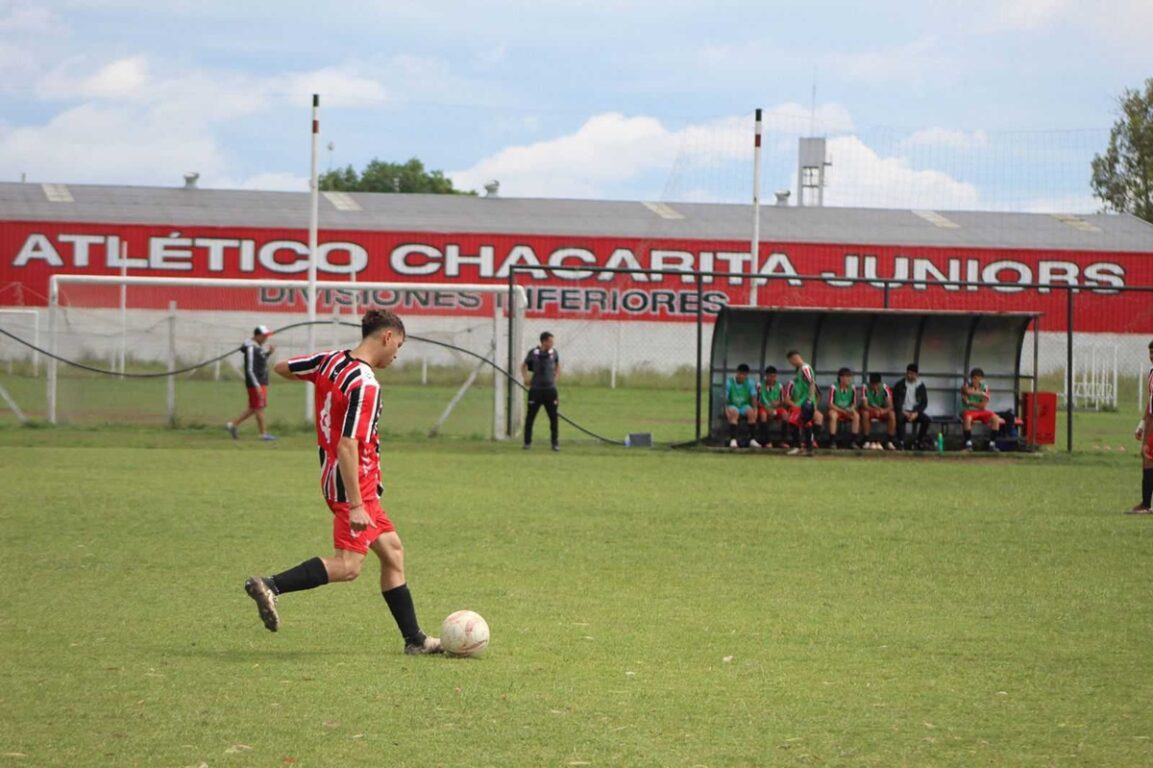 El chileno Crescente Camus luce con Chacarita en Argentina