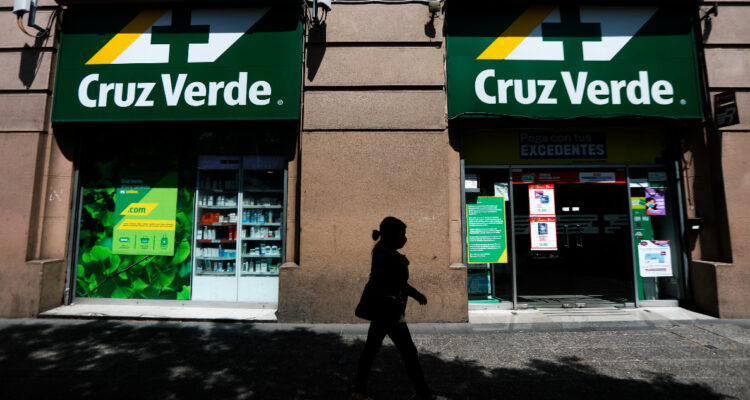 Lanzó código promocional, pero anuló compras: Cruz Verde en el ojo del Sernac por casi 3 mil reclamos