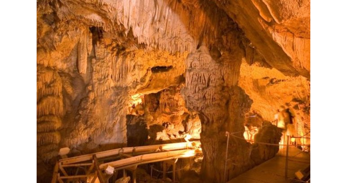 Foto de las Cuevas de Monserrat, lugar donde falleció fundador de Mango, Isak Andic