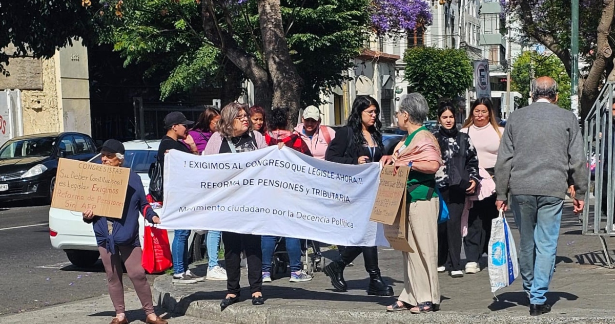 Damnificados marchan al Congreso exigiendo pago de bono de acogida 