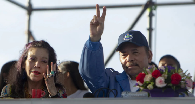 Daniel Ortega junto a su esposa, la vicepresidenta Rosario Murillo