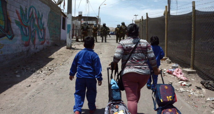 Defensoría de la Niñez acusa al Gobierno de vulnerar derechos de unos 300 niños tras desalojo en Arica
