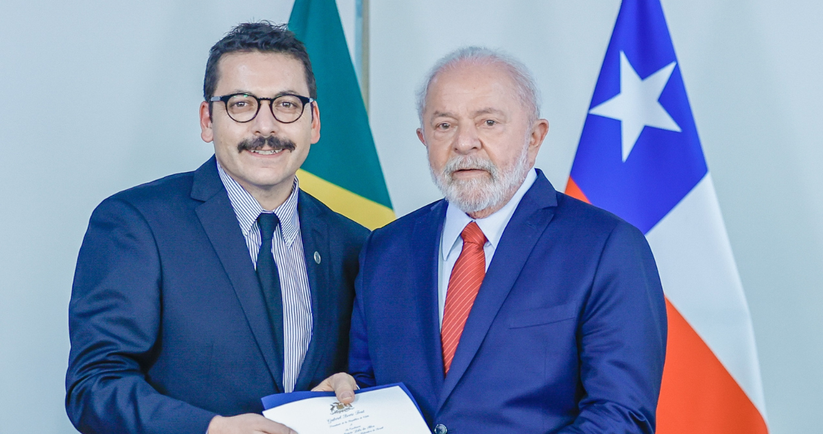Sebastián Depolo entregando sus credenciales al Presidente Lula en Brasil.