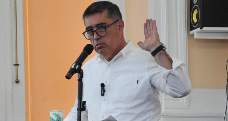 “Esperamos lograrlo”: Desbordes asegura que es casi imposible erradicar el comercio ilegal en Santiago