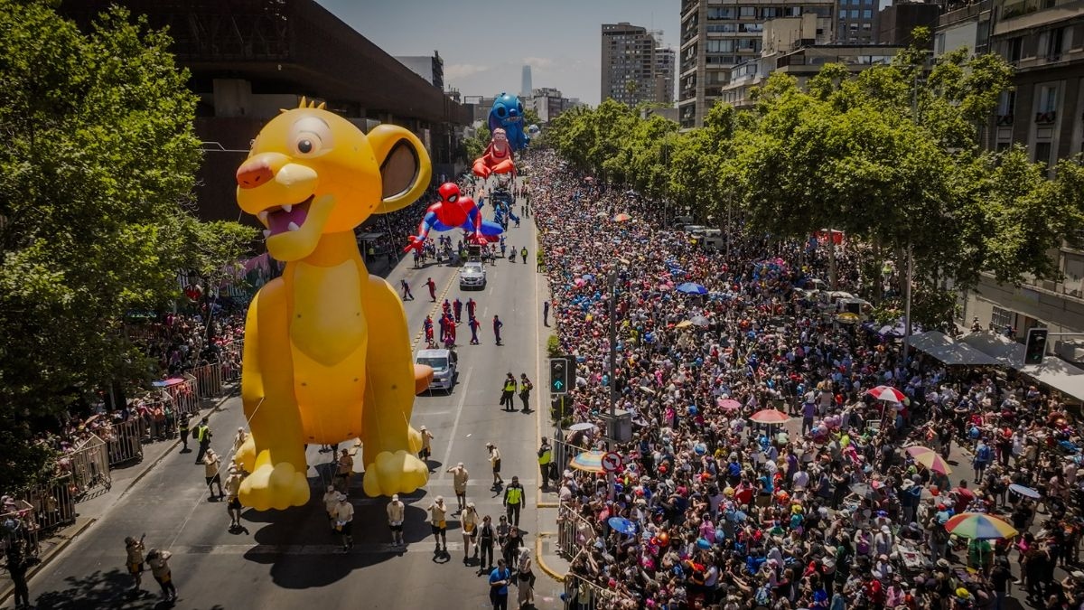 Más de un millón de personas vieron desfile de "Furia", "Stitch", "Buzz" y "La Sirenita" en Santiago