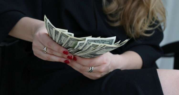 El dólar continúa en altos niveles y abre por sobre los $990