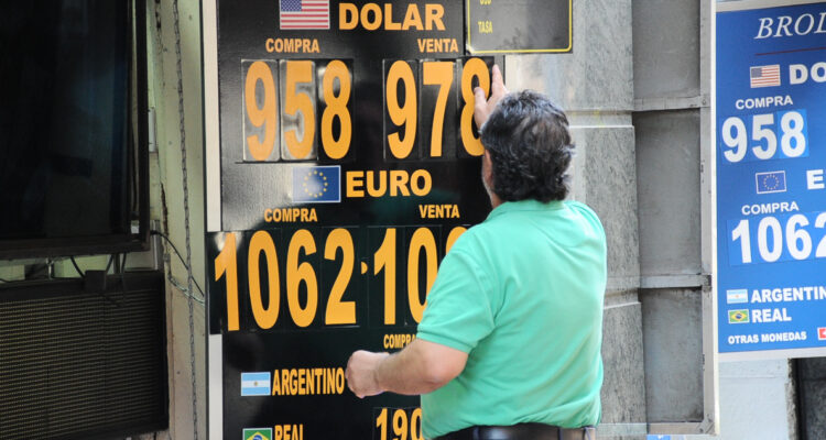 El dólar se dispara y toca los $1.000 en su apertura tras anuncios en EEUU