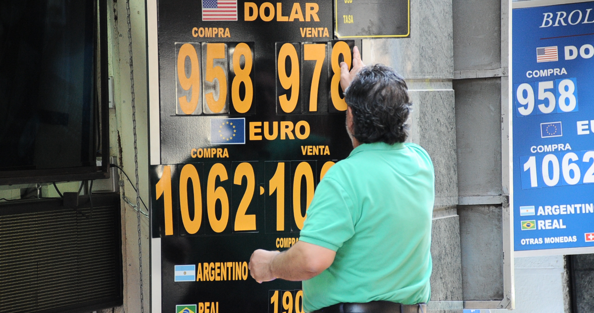 El dólar se dispara y toca los $1.000 en su apertura tras anuncios en EEUU