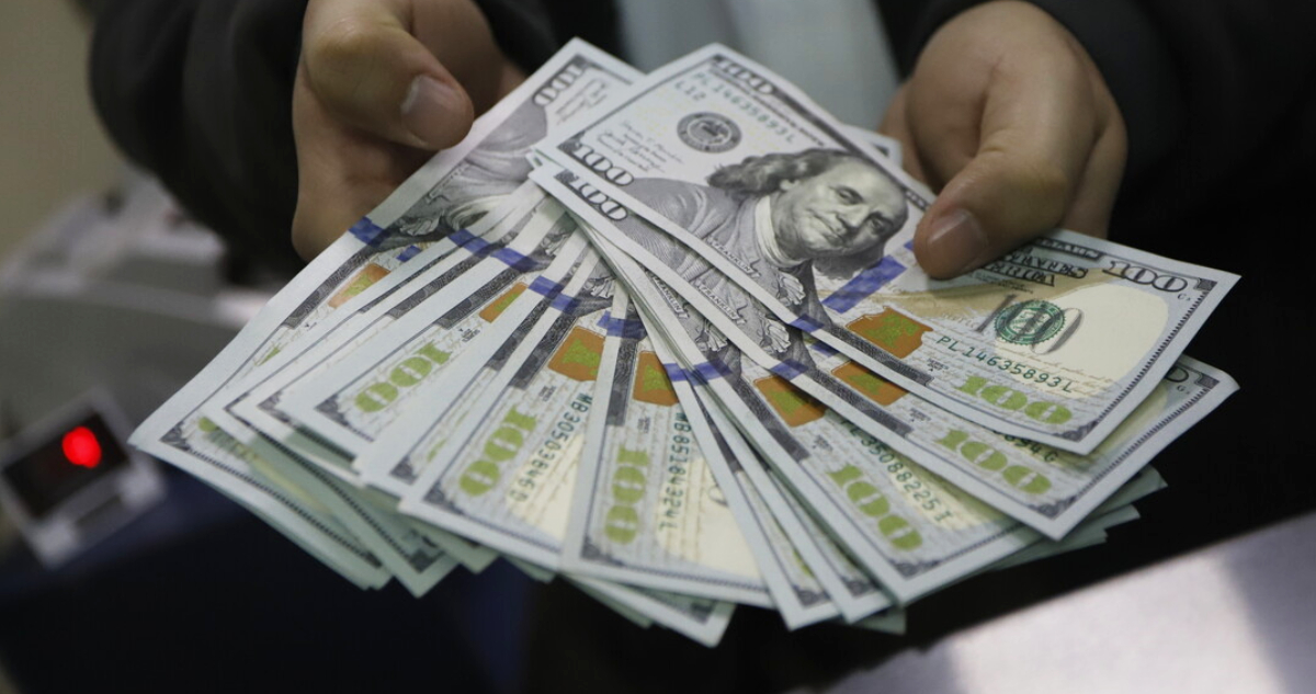 Dólar cierra a poco de los $980 tras noticias desde EEUU, Europa y apoyado en una caída del cobre