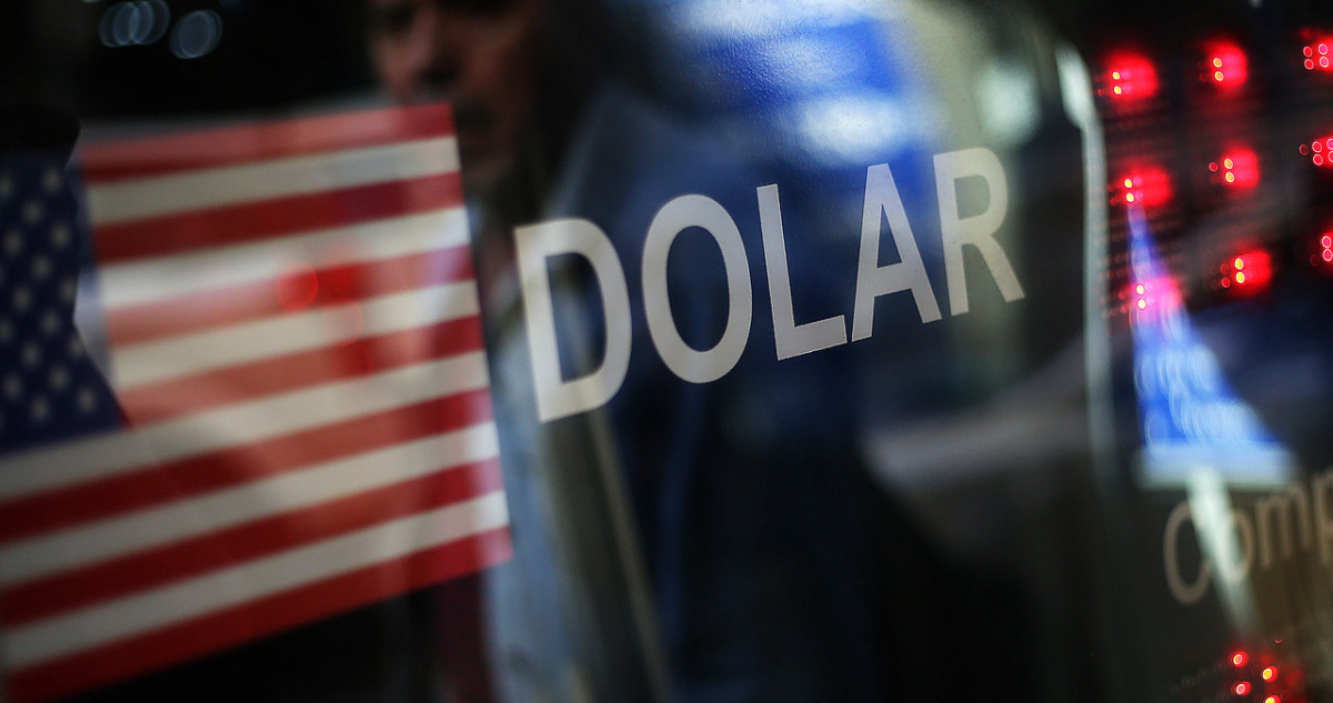 El dólar cierra en rojo cerca de los $990 luego de una semana volátil donde volvió a tocar los $1.000