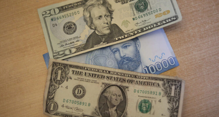 Dólar sigue cerca de los $990 con los inversores expectantes por los bancos centrales en Chile y EEUU
