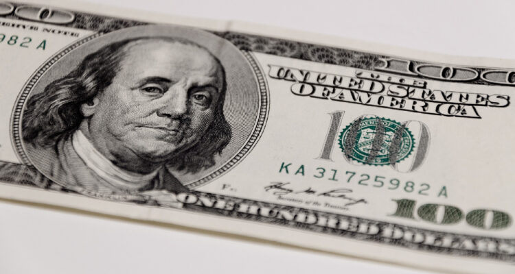 El dólar anota ligeras caídas previo al medio día y mientras los inversores esperan datos de EEUU