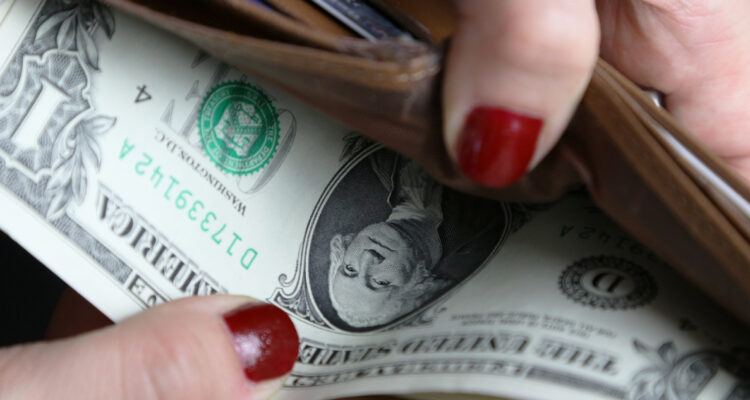 Dólar logra subir tras las cifras de empleo en EEUU, en línea con la apreciación global de la divisa