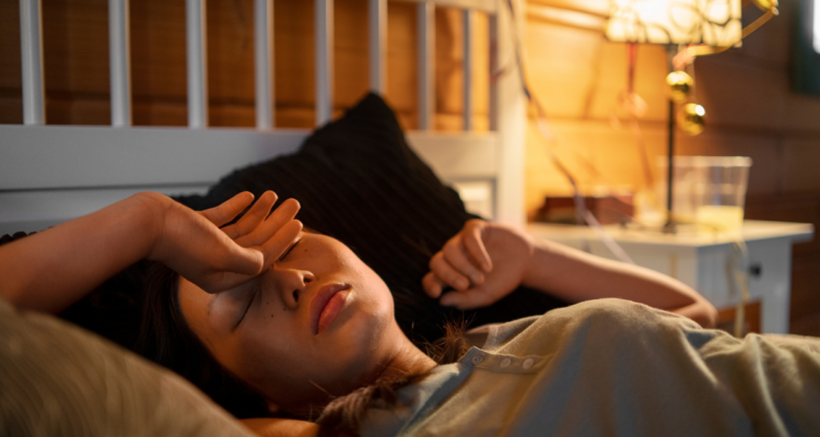 Duchas tibias, cenas livianas y más: sigue estas recomendaciones para lograr dormir pese al calor