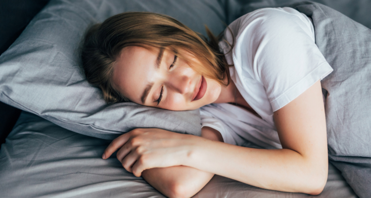 Por qué dormir hasta tarde un fin de semana no compensa la falta de sueño