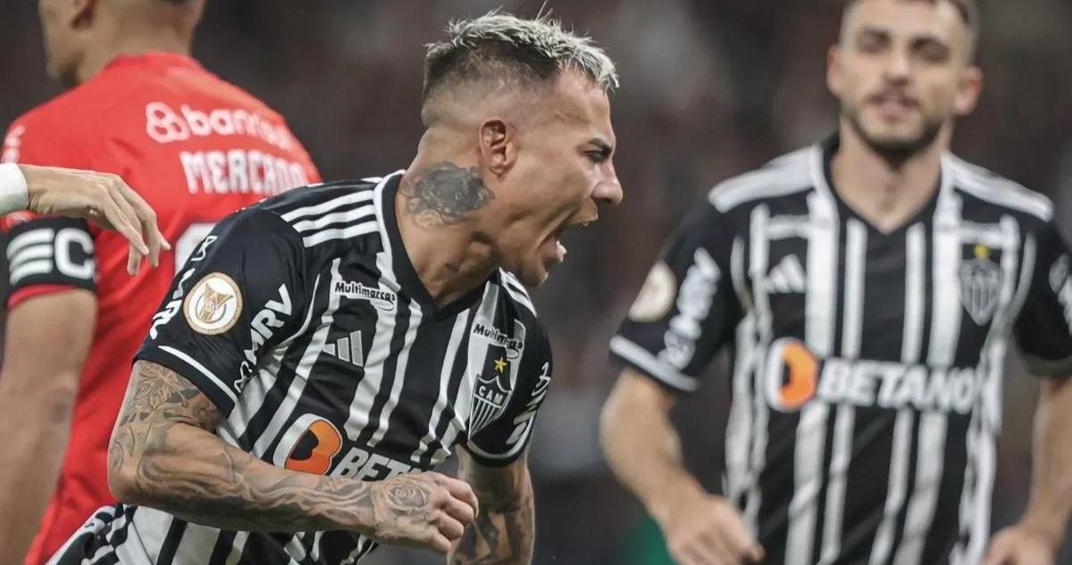 Eduardo Vargas jugando para Atlético Mineiro