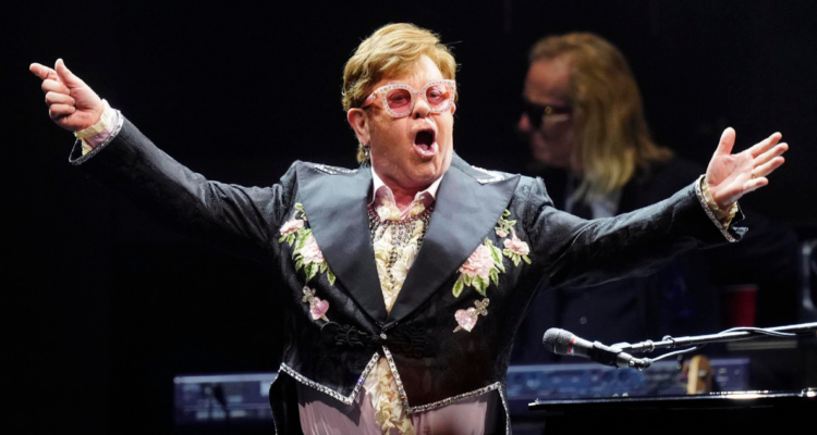 Elton John en concierto en Barcelona en referencia a dichos sobre la marihuana