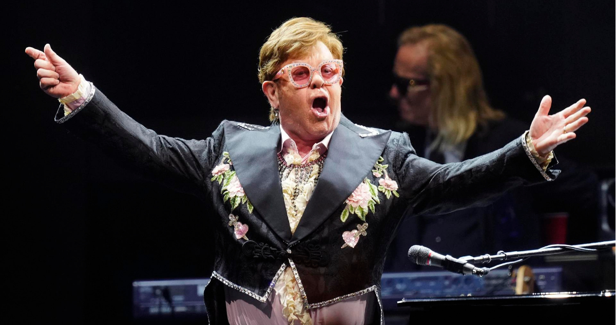 Elton John en concierto en Barcelona en referencia a dichos sobre la marihuana