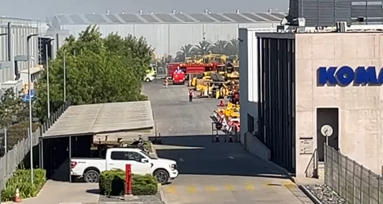 Emergencia química en la zona norte de la RM tras derrame de bencina y diluyente