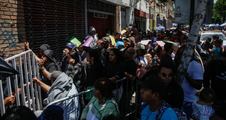 Las dos AFP que lideran peticiones de enrolamiento a migrantes: superan a instituciones como Fonasa