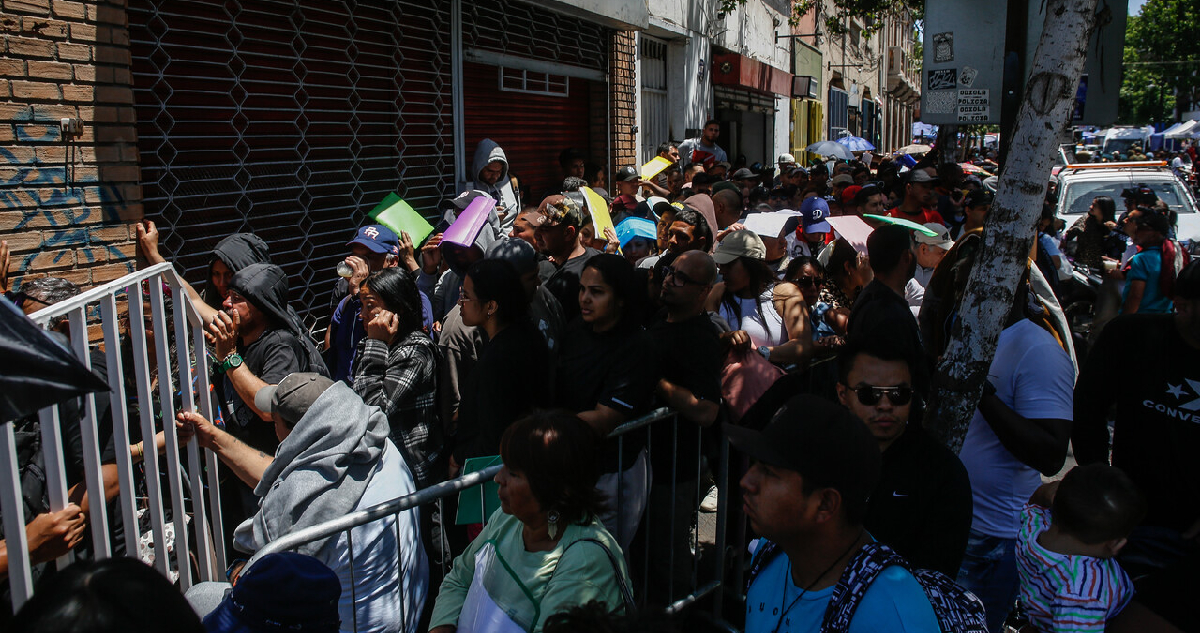 Las dos AFP que lideran peticiones de enrolamiento a migrantes: superan a instituciones como Fonasa