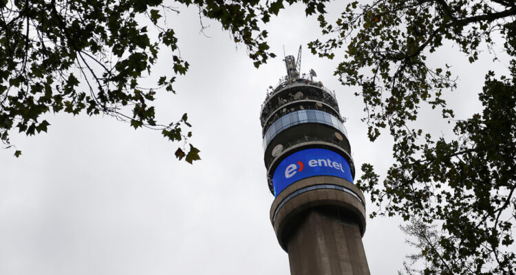 Sernac pide a Entel que compense por “alza unilateral” de planes: afectó más de 3 millones de clientes