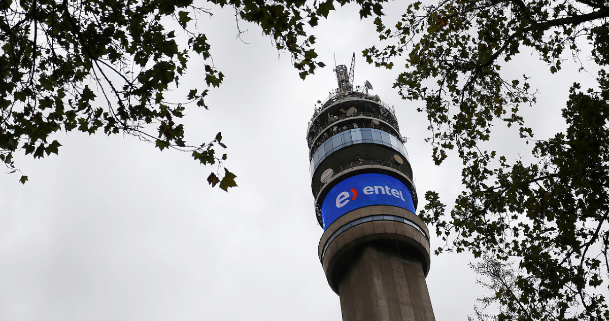 Sernac pide a Entel que compense por “alza unilateral” de planes: afectó más de 3 millones de clientes