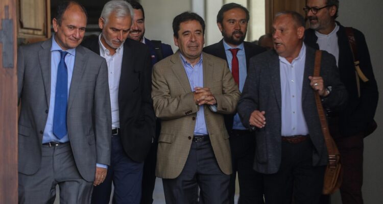 Los gobernadores regionales en ejercicio, reunidos en la Asociación de Gobernadores y Gobernadoras Regionales de Chile concurren a La Moneda para reunirse con la ministra del Interior, Carolina Tohá.