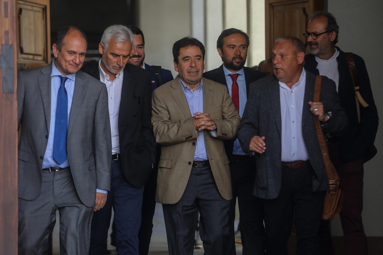 Los gobernadores regionales en ejercicio, reunidos en la Asociación de Gobernadores y Gobernadoras Regionales de Chile concurren a La Moneda para reunirse con la ministra del Interior, Carolina Tohá.