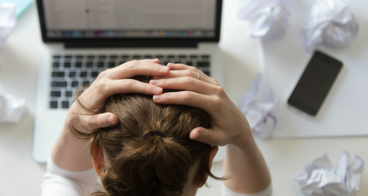 Qué con el estrés laboral de fin de año: así puedes cuidar tu salud mental ante el agotamiento