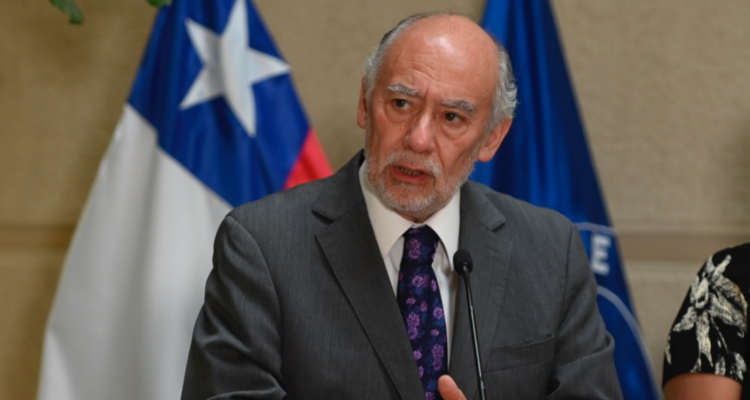 Flores (DC) pide a la derecha “soltar el nervio” y “emparejar la cancha” en pensiones de mujeres