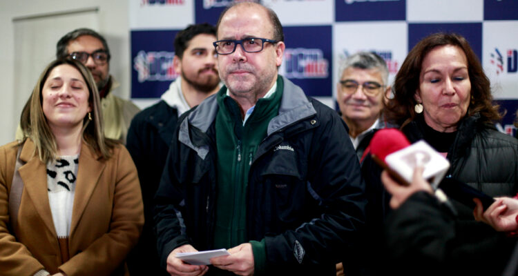 Senador Saavedr emplaza a Undurraga para unirse a la centroizquierda y enfrentar reformas