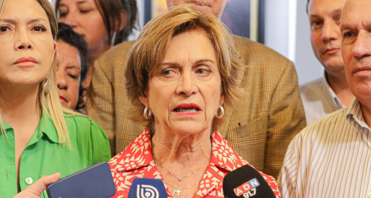 Inicia precampaña presidencial de Matthei: hizo gira por el Bío Bío y rompió el silencio en pensiones