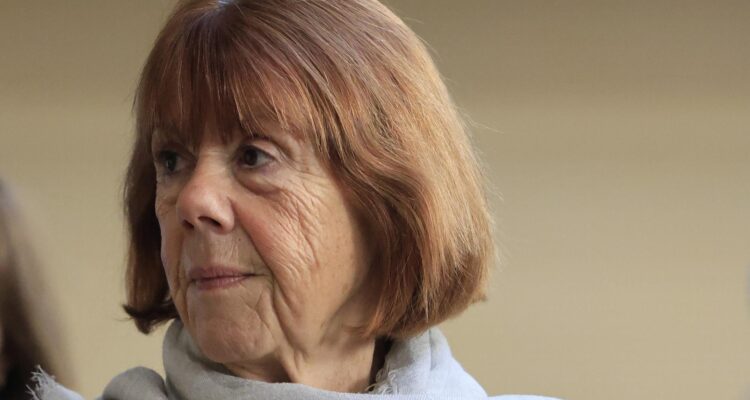 Avignon (France), 20/11/2024.- Gisele Pelicot, arrives at the criminal court in Avignon, France, 20 November 2024, where her ex-husband stands trial. Dominique Pelicot is accused of drugging and raping his then-wife, Gisele Pelicot. He is also accused of inviting dozens of men to rape her while she was unconscious at their home in Mazan, France, between 2011 and 2020. Fifty other men are facing trial for their alleged involvement. Dominique Pelicot could face a maximum sentence of 20 years in prison if convicted.