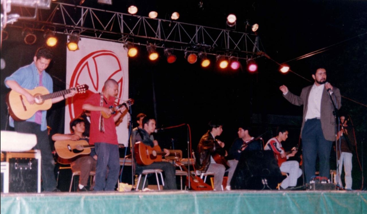 Gregorio, Álvaro y Francisco en una presentación del taller de música