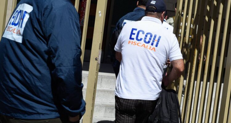 Hallan cuerpo maniatado en departamento arrendado por una noche en Santiago