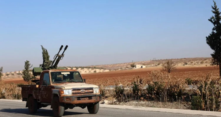 Un vehículo militar de los rebeldes sirios circula por una carretera de la provincia de Hama