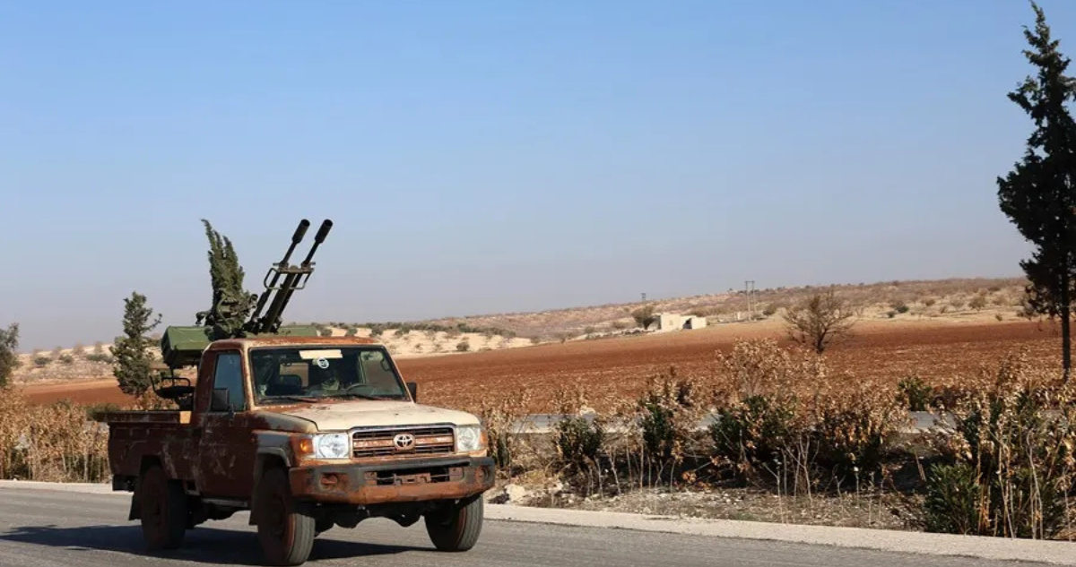 Un vehículo militar de los rebeldes sirios circula por una carretera de la provincia de Hama