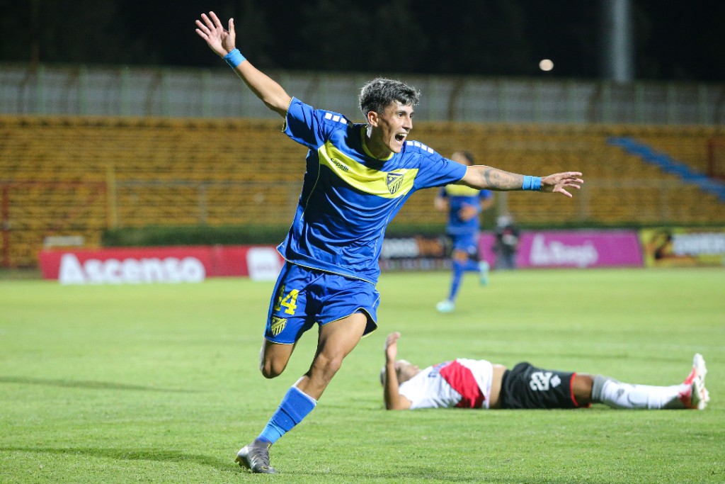 Harol Salgado celebra tras anotar gol para AC Barnechea