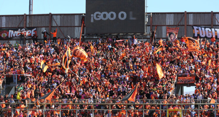hinchas de Cobreloa en estadio
