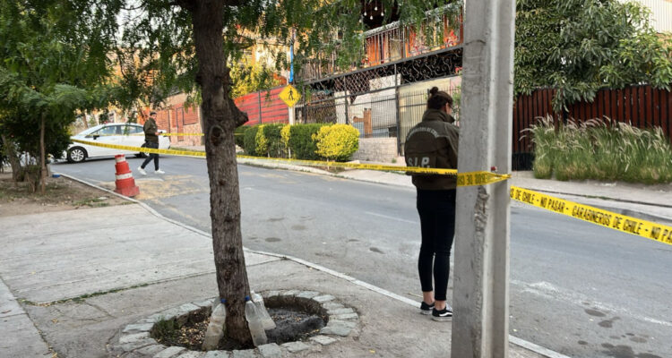 Hombre de aproximadamente 50 años muere apuñalado en centro de Santiago: habría protagonizado una riña