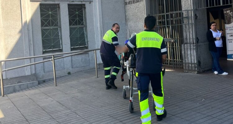 Hombre quemado ingresa a Catedral de Concepción