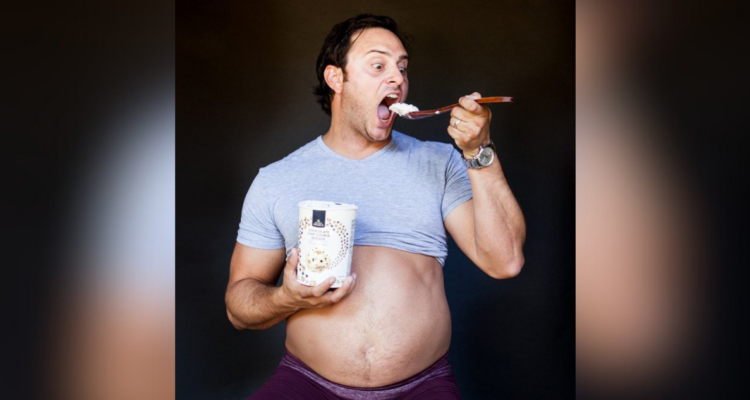 Hombres con antojos y náuseas durante el embarazo: ¿qué es el Síndrome de Couvade?