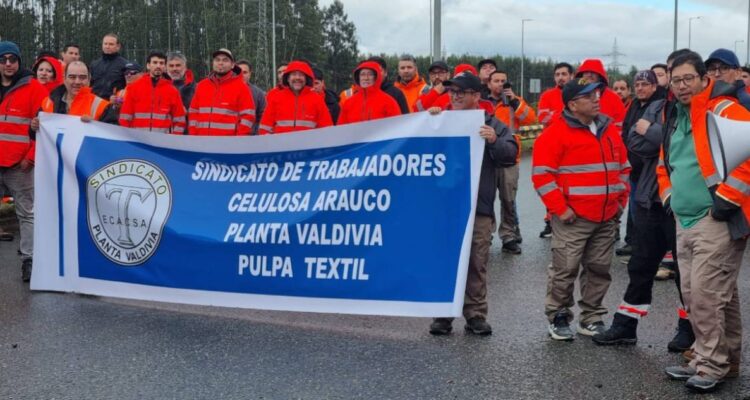 Trabajadores de Planta Valdivia de Arauco fijan reunión con compañía: suman 10 días de huelga