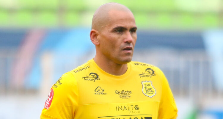 Humberto Suazo visitiendo la camiseta de San Luis en 2024