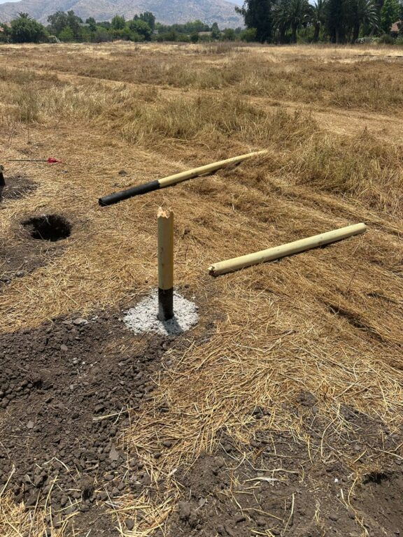 Polín destruido en terreno