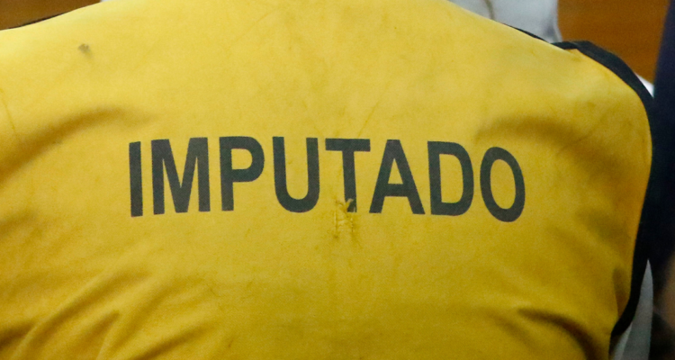 Sujeto con chaleco de imputado por juicio de femicidio en Coronel