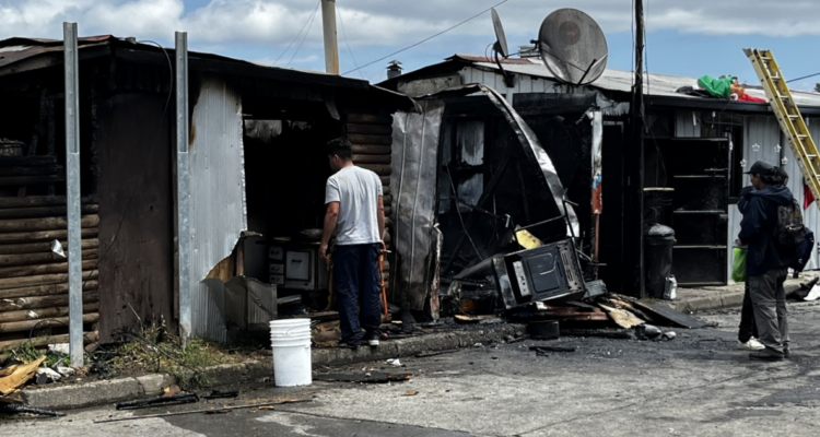 Incendio destruye dos viviendas en campamento La Estrella de Valdivia