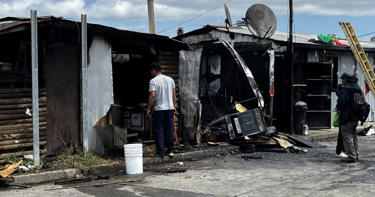 Incendio destruye dos viviendas en campamento La Estrella de Valdivia