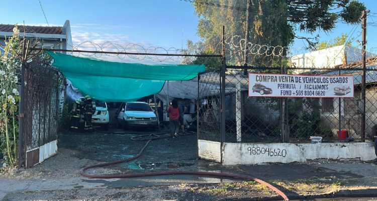 Incendio afectó a dos viviendas en Los Ángeles: fuego se propagó a local de venta de vehículos